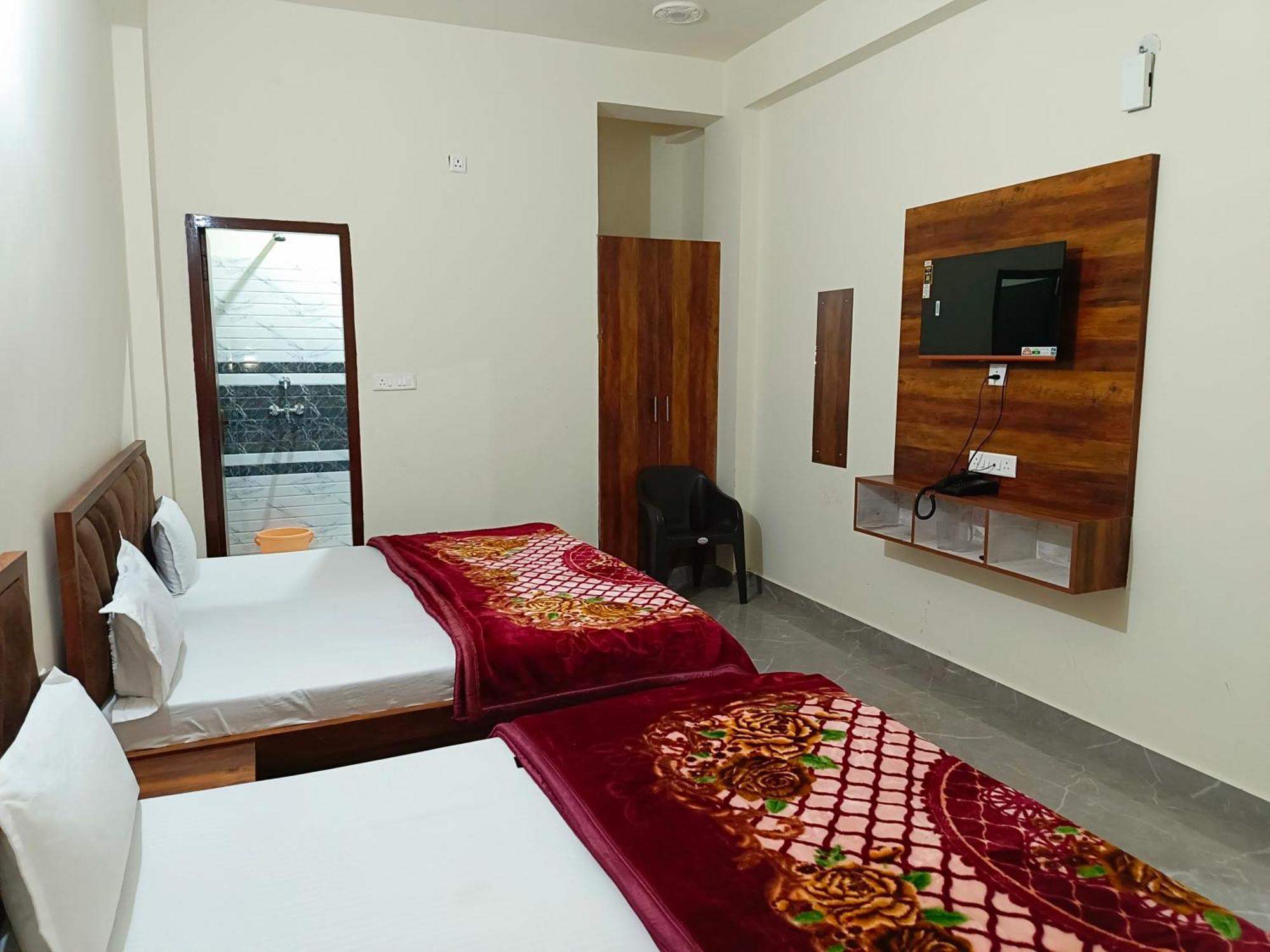 Shri Girraj Residency Hotel Mathura Bagian luar foto