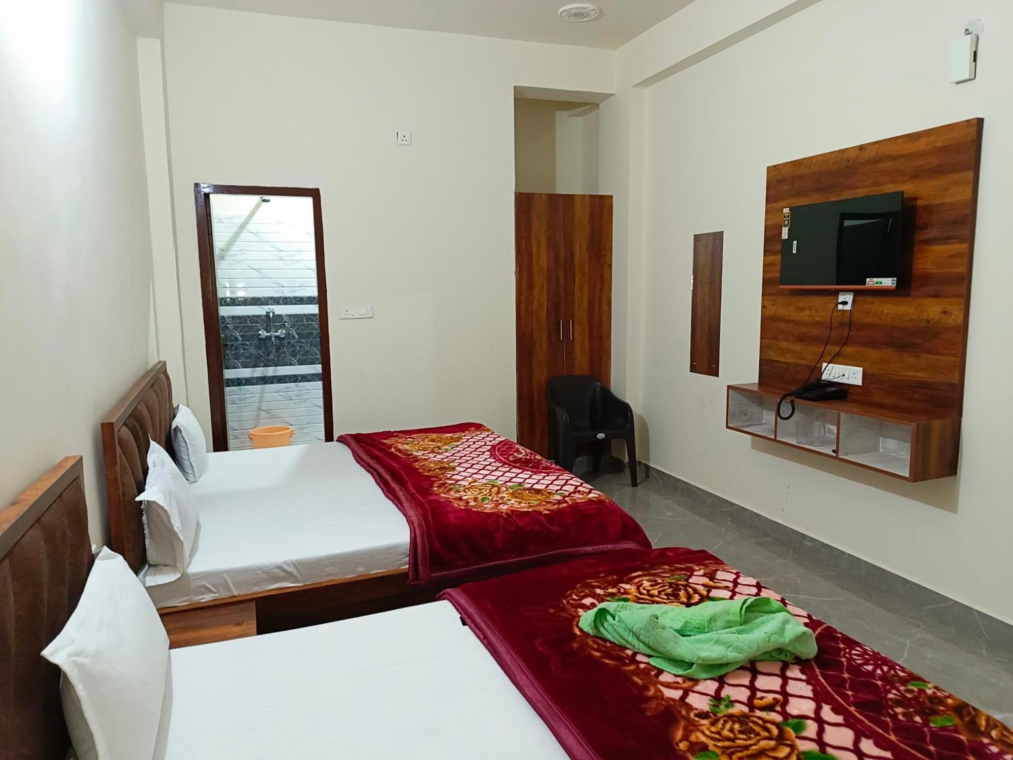 Shri Girraj Residency Hotel Mathura Bagian luar foto