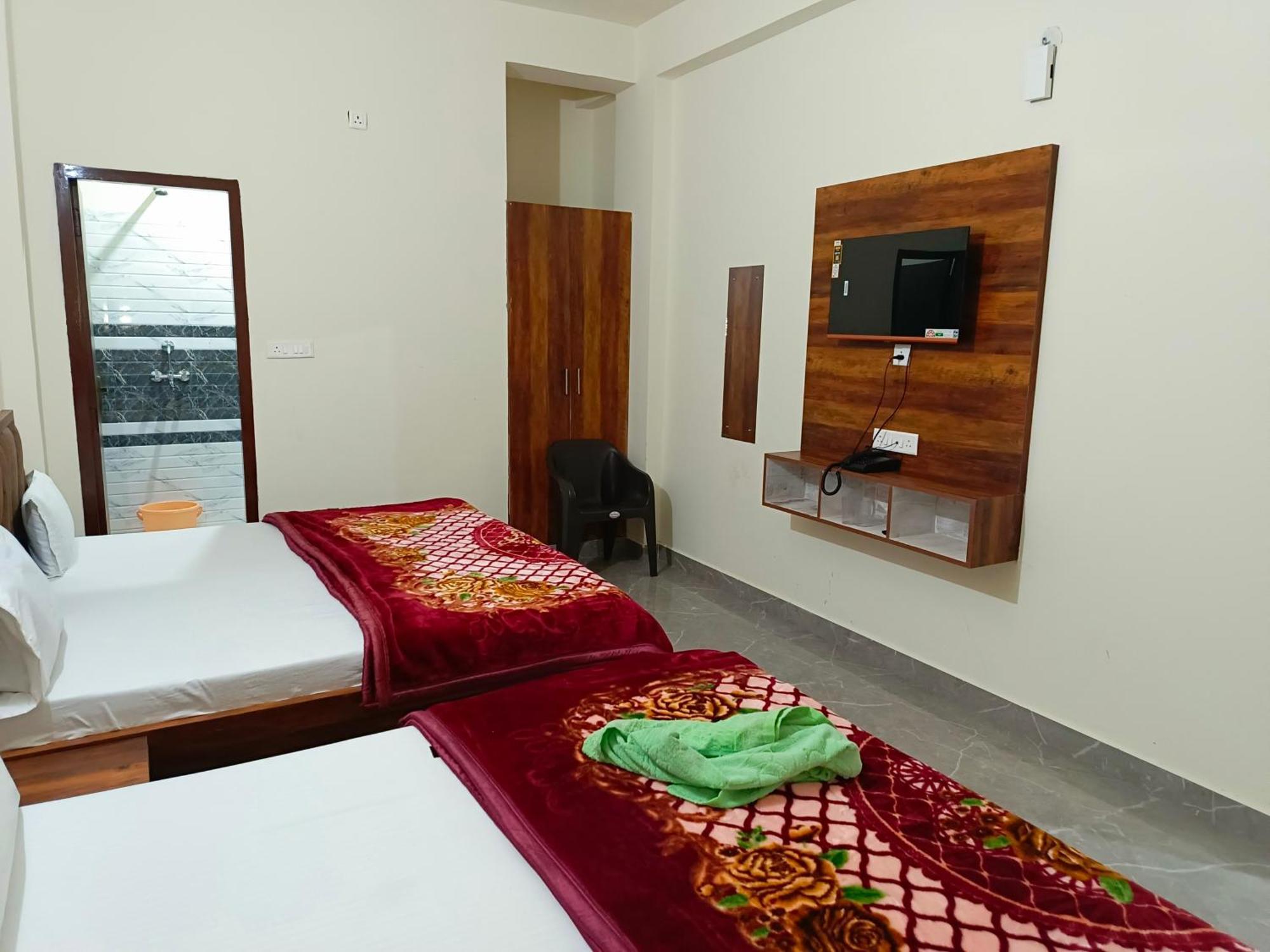 Shri Girraj Residency Hotel Mathura Bagian luar foto