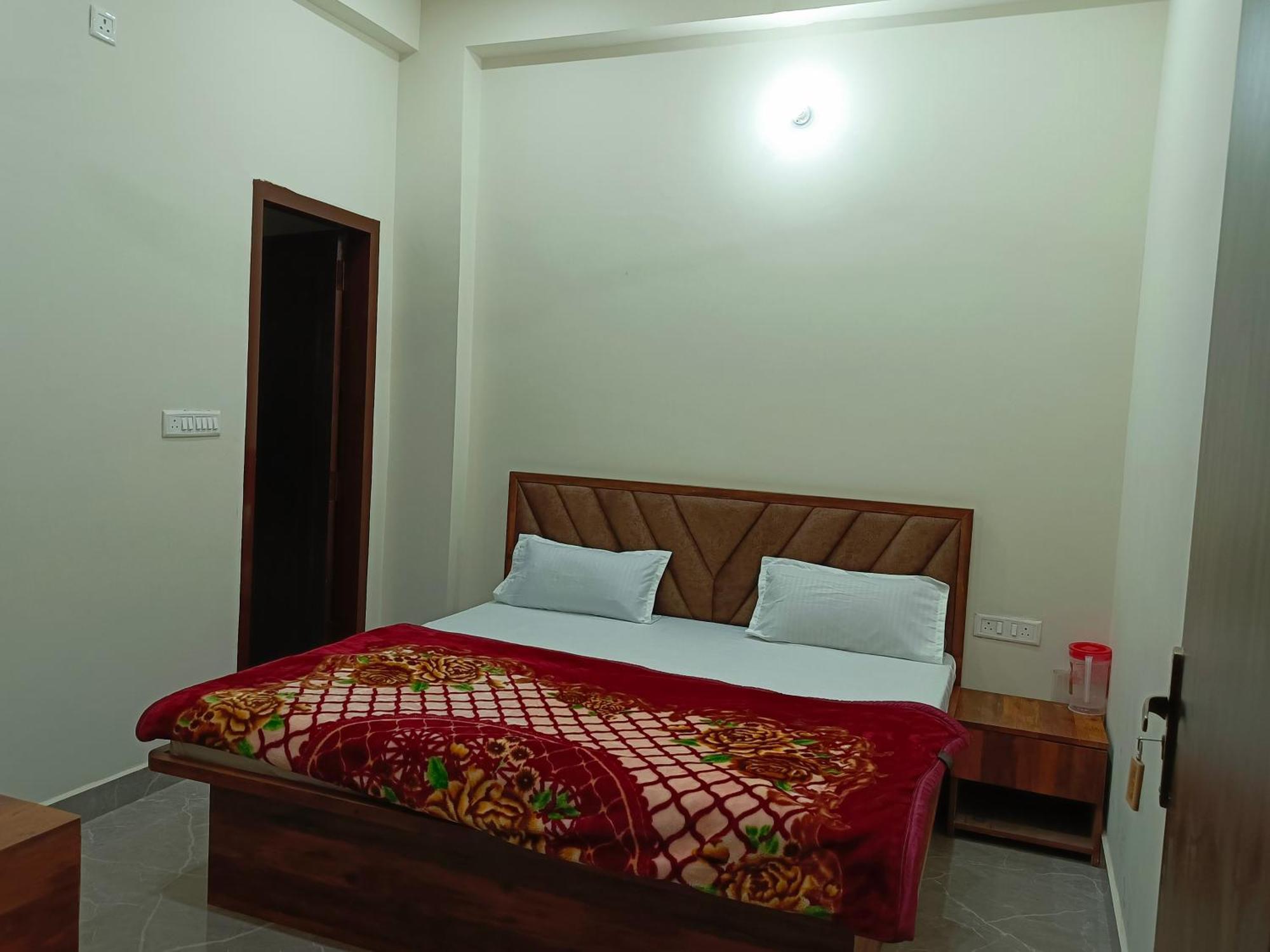 Shri Girraj Residency Hotel Mathura Bagian luar foto