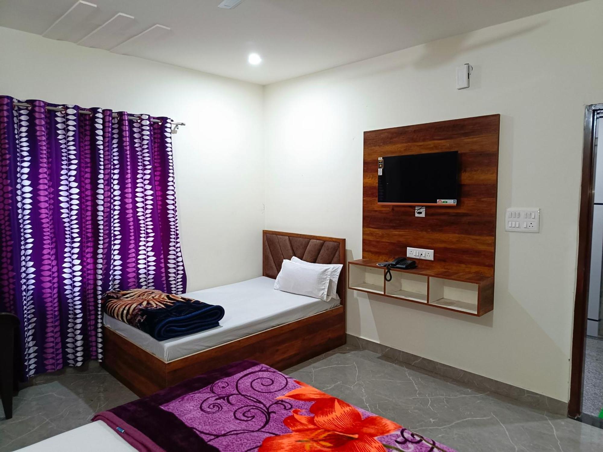 Shri Girraj Residency Hotel Mathura Bagian luar foto