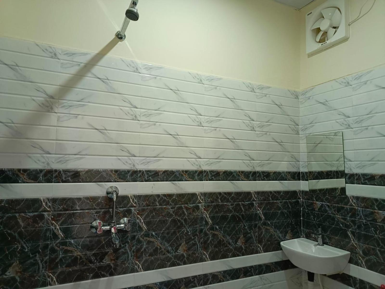 Shri Girraj Residency Hotel Mathura Bagian luar foto