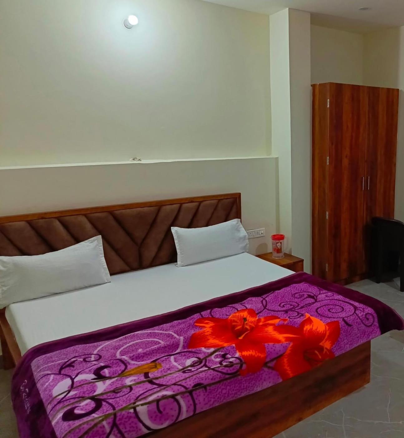 Shri Girraj Residency Hotel Mathura Bagian luar foto