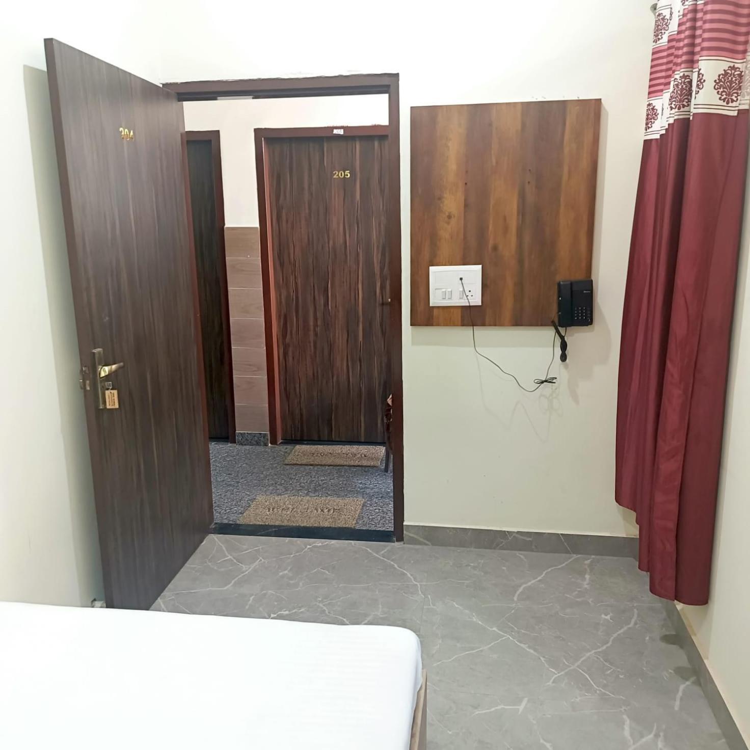 Shri Girraj Residency Hotel Mathura Bagian luar foto