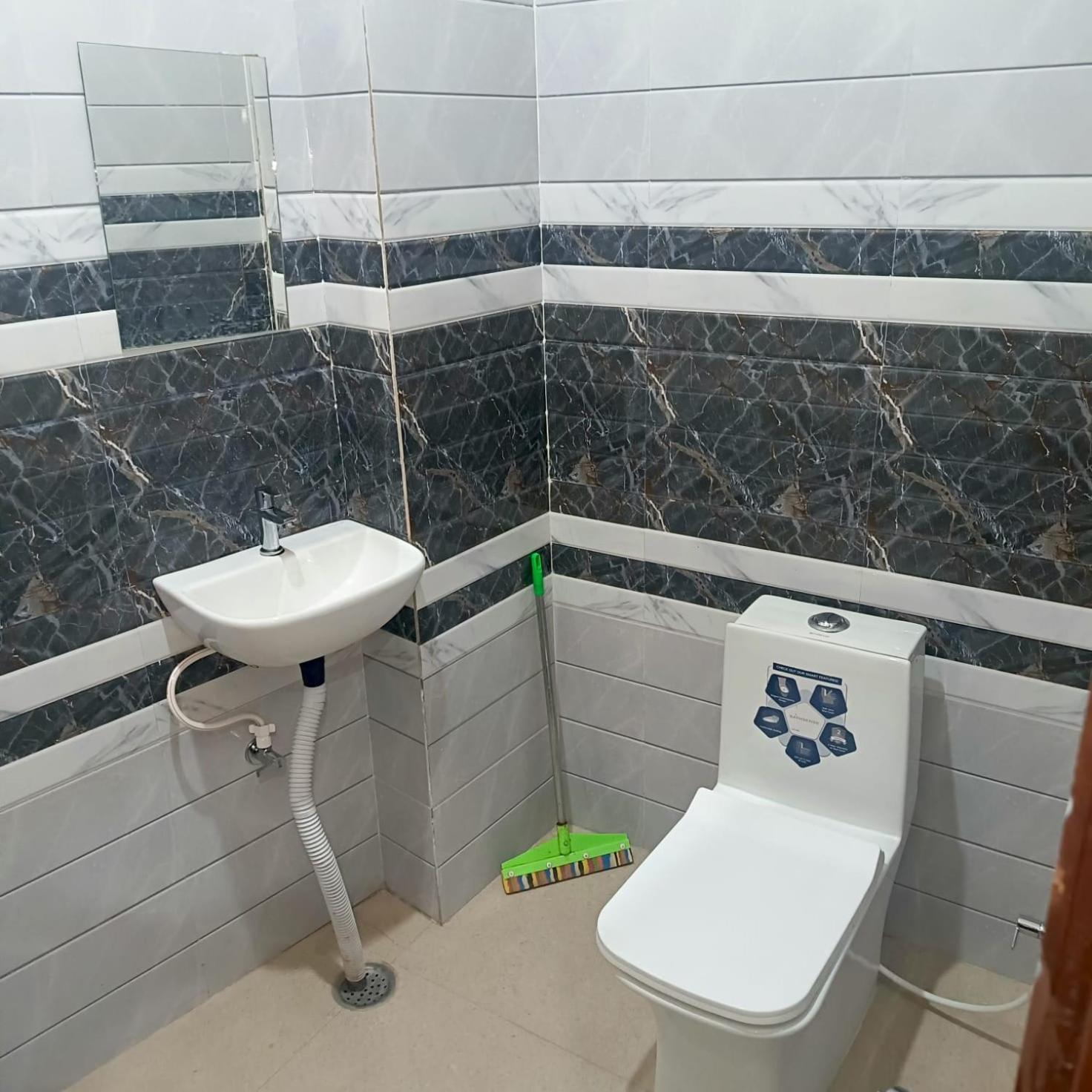 Shri Girraj Residency Hotel Mathura Bagian luar foto